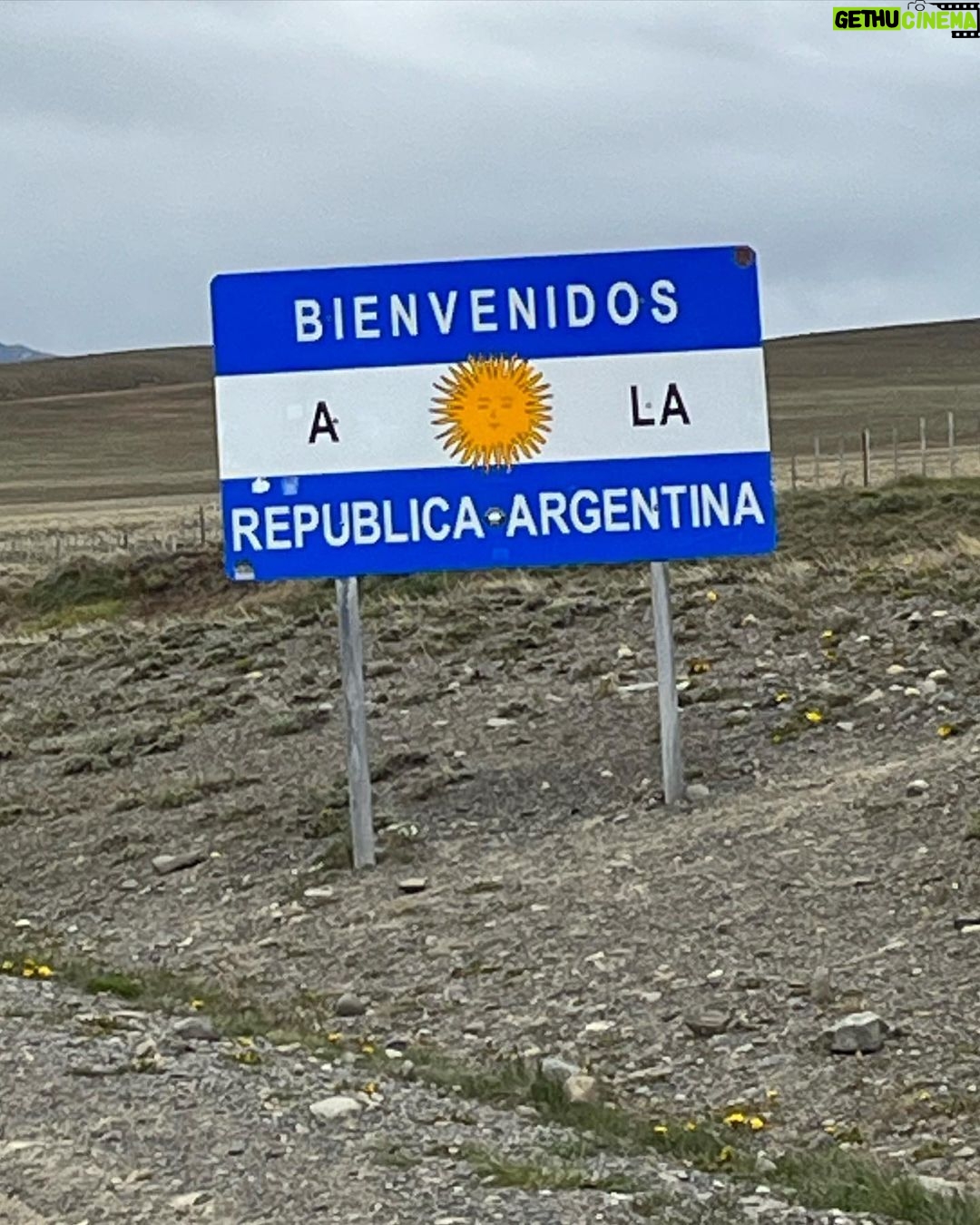 Larissa Bracher Instagram - Cruzando fronteiras na melhor companhia! @paulinhomoska @shackleton_solo #patagoniachile #patagoniaargentina #torresdelpaine #puertonatales Torres Del Paine, Patagonia, Chile