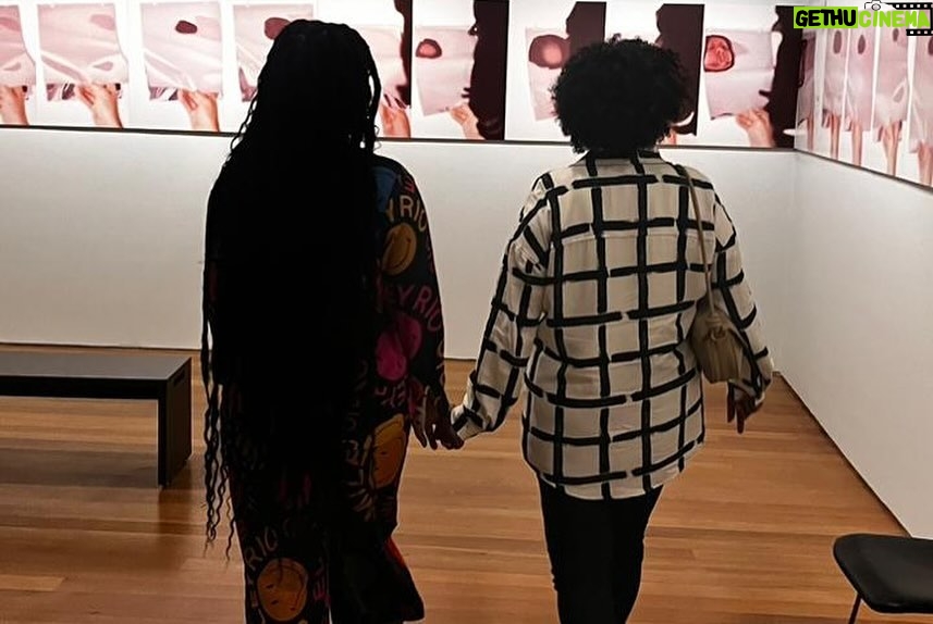 Larissa Luz Instagram - Hoje é dia dela! De Bárbara rainha, Regina.. dia de Oyá! Dia de reverenciar sua história, sua trajetória, de agradecer por ter sido ventre/lar para minha existência ! Dia de celebrar seus feitos, sua resistência, sua importância e sua dedicação a tantos que receberam o benefício do seu carinho, do seu cuidado.. Obrigada Dona Luz por tanto amor compartilhado, conhecimento, poesias e tudo mais! Hoje é seu dia e serei toda energia dedicada a um presente - futuro glorioso merecido seu Que vc desfrute do sumo mais gostoso da vida E tenha a convicção do tanto que nos ofereceu! Te amo 🩷 Feliz novo ciclo! Bença mainha