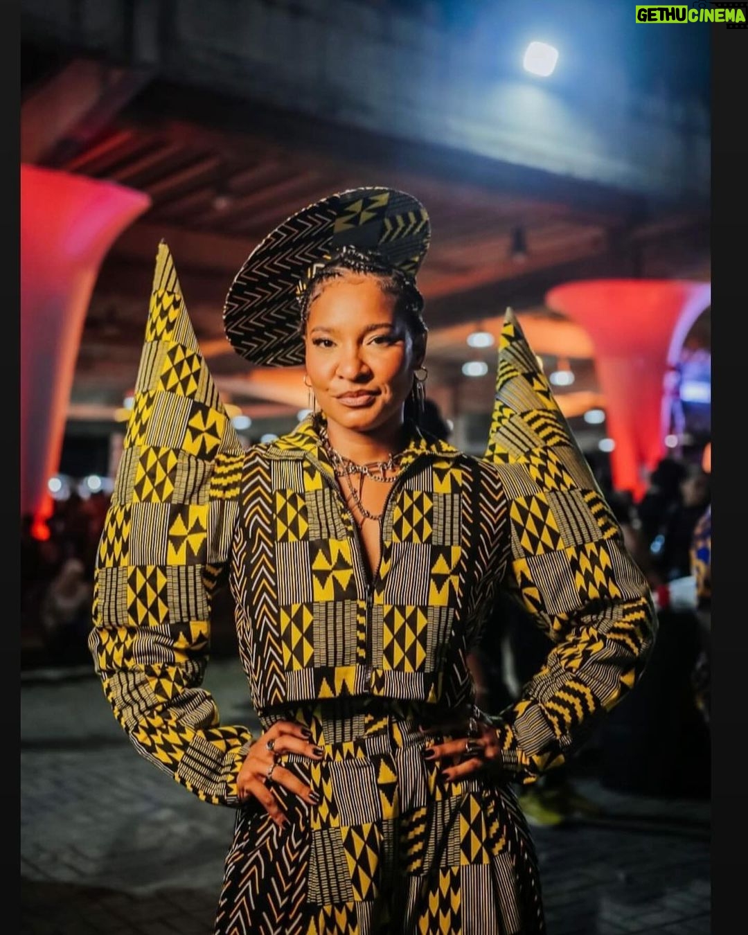 Larissa Luz Instagram - Daqui a pouquinho @gnt por aí!!! Euzinha conversando com artistas, com o público, com equipe..sobre moda e música, sobre essa junção imagética sonora que compõe e constrói a identidade do @afropunkbahia !!! ✨ Look 1- @meninosrei Look2- @dendezeiro Stylist: @jumaiajumaia Make: @_beberes Cabelo: @edemilsonandradee 🍃🩷✨