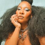 Larissa Luz Instagram - Daqui a pouquinho @gnt por aí!!! Euzinha conversando com artistas, com o público, com equipe..sobre moda e música, sobre essa junção imagética sonora que compõe e constrói a identidade do @afropunkbahia !!! ✨ Look 1- @meninosrei Look2- @dendezeiro Stylist: @jumaiajumaia Make: @_beberes Cabelo: @edemilsonandradee 🍃🩷✨