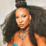 Larissa Luz Instagram - Daqui a pouquinho @gnt por aí!!! Euzinha conversando com artistas, com o público, com equipe..sobre moda e música, sobre essa junção imagética sonora que compõe e constrói a identidade do @afropunkbahia !!! ✨ Look 1- @meninosrei Look2- @dendezeiro Stylist: @jumaiajumaia Make: @_beberes Cabelo: @edemilsonandradee 🍃🩷✨