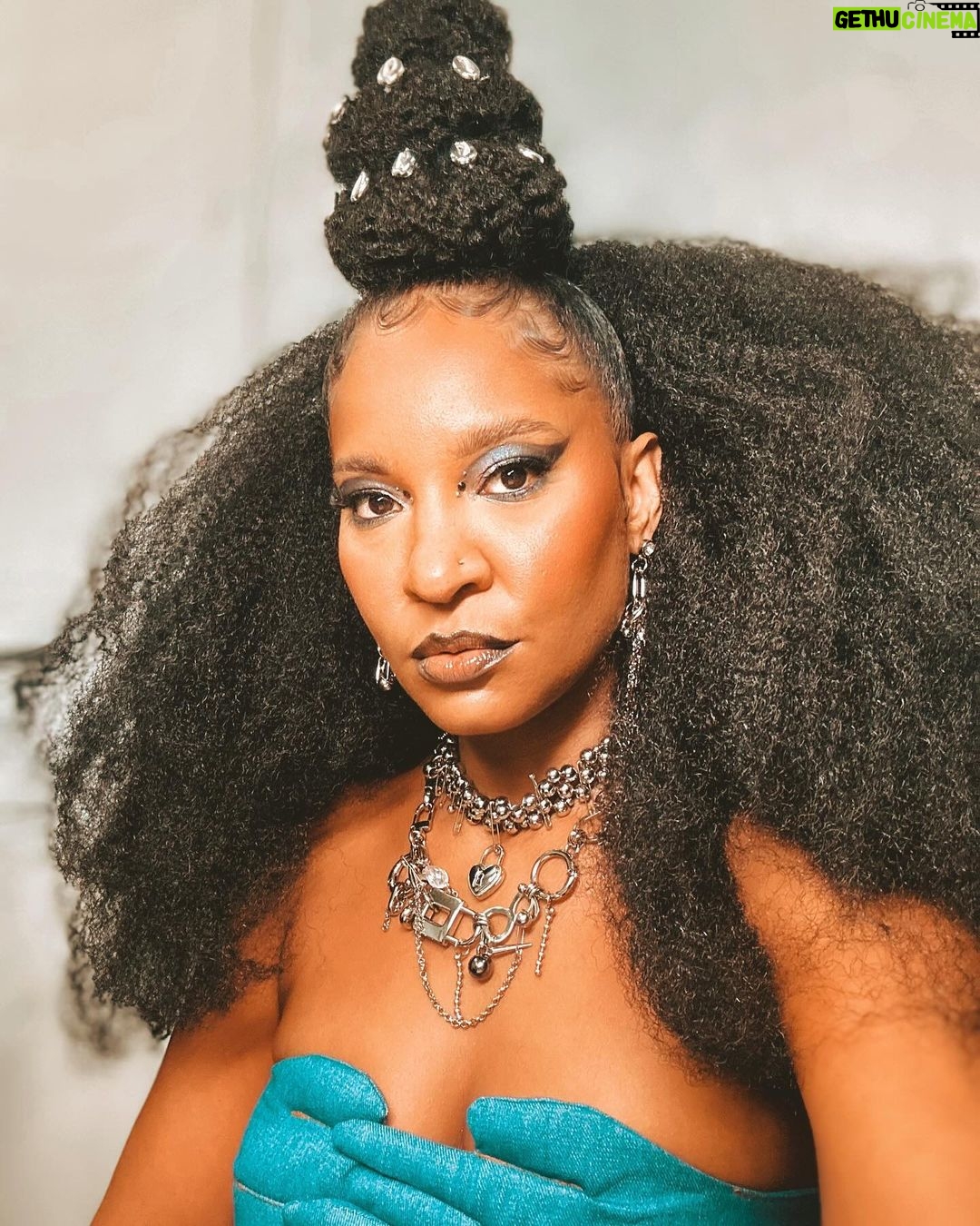 Larissa Luz Instagram - Daqui a pouquinho @gnt por aí!!! Euzinha conversando com artistas, com o público, com equipe..sobre moda e música, sobre essa junção imagética sonora que compõe e constrói a identidade do @afropunkbahia !!! ✨ Look 1- @meninosrei Look2- @dendezeiro Stylist: @jumaiajumaia Make: @_beberes Cabelo: @edemilsonandradee 🍃🩷✨