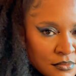 Larissa Luz Instagram - Daqui a pouquinho @gnt por aí!!! Euzinha conversando com artistas, com o público, com equipe..sobre moda e música, sobre essa junção imagética sonora que compõe e constrói a identidade do @afropunkbahia !!! ✨ Look 1- @meninosrei Look2- @dendezeiro Stylist: @jumaiajumaia Make: @_beberes Cabelo: @edemilsonandradee 🍃🩷✨
