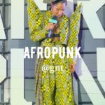 Larissa Luz Instagram - Daqui a pouquinho @gnt por aí!!! Euzinha conversando com artistas, com o público, com equipe..sobre moda e música, sobre essa junção imagética sonora que compõe e constrói a identidade do @afropunkbahia !!! ✨ Look 1- @meninosrei Look2- @dendezeiro Stylist: @jumaiajumaia Make: @_beberes Cabelo: @edemilsonandradee 🍃🩷✨