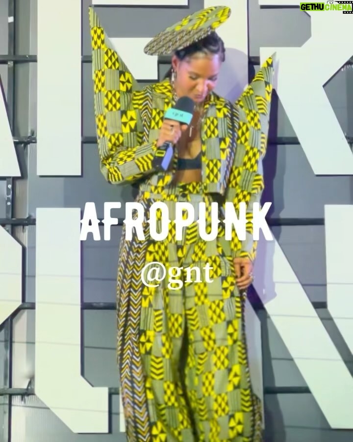 Larissa Luz Instagram - Daqui a pouquinho @gnt por aí!!! Euzinha conversando com artistas, com o público, com equipe..sobre moda e música, sobre essa junção imagética sonora que compõe e constrói a identidade do @afropunkbahia !!! ✨ Look 1- @meninosrei Look2- @dendezeiro Stylist: @jumaiajumaia Make: @_beberes Cabelo: @edemilsonandradee 🍃🩷✨