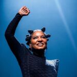 Larissa Luz Instagram - Se @larissaluzeluz convida, a gente acata! Pegue a visão no recado da deusa e cole no Trio AFROPUNK 2024, dia 8, às 20h! ✊🏿🔥🖤 É sem cordas, na Barra-Ondina. Convoque geral e venha celebrar os encontros que só o AFROPUNK promove! 😮‍💨 #AFROPUNK 🎧 Estúdio: @quabales