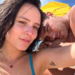 Larissa Manoela Instagram - Chegou o dia dele que transforma todos os meus! O dia que ele veio ao mundo em 97. Aquariano nato. Entregue, intenso, profundo. Raso? Desconhece. Gosta de se jogar pra valer, viver mesmo, aproveitar tudo e amar muito. Ama a vida Ama a natureza Ama os animais Ama as coisas simples Ama os pequenos detalhes Ama observar Ama compartilhar Ama a família E me ama. (ok, essa parte ficou meio egocêntrica) Mas é a verdade. Exala aos 4 cantos e para todo mundo o quanto amar é a coisa mais importante que podemos sentir por alguém. Pra mim é privilégio. É amor doce, puro, leve e precioso! Eu sempre faço questão de falar isso. Que ele saiba que esse amor só se multiplica a cada dia! Em cada momento que passamos juntos. Em cada caminho percorrido, em cada gargalhada compartilhada, em cada lágrima derramada, em cada conversa debatida (ele é casado com uma capricorniana e sabe que sempre tenho bons argumentos), em cada toque, carinho e beijinho. Vibro sua vida todo dia porque hoje sem ela, a minha não faz tanto sentido. Que esse novo ciclo seja mágico, lindo, divertido, próspero, prazeroso e cheio de saúde e boas oportunidades. Que tenha muito nós! TE AMO TODO DIA MAIS ❤️ Feliz aniversário marido @andreluizframbach 🥳