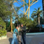 Larissa Manoela Instagram - Dia muito RADICAAAAAL no @buschgardensbr 💚 Gabaritamos todos os brinquedos e encaramos até montanha russa com uma queda de 90° graus 😱 Muitos gritos foram soltos pelo parque hahahah! Busch Gardens Tampa Bay