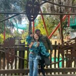 Larissa Manoela Instagram - Dia muito RADICAAAAAL no @buschgardensbr 💚 Gabaritamos todos os brinquedos e encaramos até montanha russa com uma queda de 90° graus 😱 Muitos gritos foram soltos pelo parque hahahah! Busch Gardens Tampa Bay