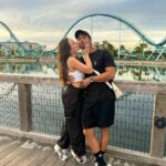 Larissa Manoela Instagram - Dia de muita diversão e adrenalina no @seaworldorlandobr 🎢 Teve direito até montanha russa em pé que simula o surf na “PIPELINE” 🌊 RADICAAAAL! SeaWorld Orlando