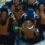 Larissa Manoela Instagram - Dia de muita diversão e adrenalina no @seaworldorlandobr 🎢 Teve direito até montanha russa em pé que simula o surf na “PIPELINE” 🌊 RADICAAAAL! SeaWorld Orlando