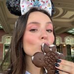 Larissa Manoela Instagram - O universo capricha mesmo! Casei com um apaixonado por Disney como eu 😝🩵 Magic Kingdom Park Disney World