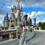 Larissa Manoela Instagram - O universo capricha mesmo! Casei com um apaixonado por Disney como eu 😝🩵 Magic Kingdom Park Disney World