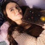 Larissa Manoela Instagram - A partir da próxima quarta, 14 de fevereiro, a comédia romântica ‘Tá Escrito’ chega ao catálogo do Globoplay, estrelada por mim e grande elenco 💜 Com elementos do universo astrológico, o filme de Matheus Souza mistura leveza e diversão ao contar uma trama jovem adulta que tem Alice, interpretada por mim, como personagem principal. Para ela, os astros não estão colaborando com sua história. Até que Alice é surpreendida ao receber um livro com instruções instigantes, prometendo que todas as previsões escritas nas páginas vão virar realidade. É assim que a jovem se torna um fenômeno online. O elenco é composto ainda por André Luiz Frambach, Victor Lamoglia, Caroline Dallarosa, Kevin Vechiatto, Emira Sophia, Richard Abelha, Hamilton Dias, Vittoria Tosi e Thuany Parente, além das participações especiais de Karine Teles e Cazé Pecini. Com roteiro de Matheus Souza, Thuany Parente e Mariana Zatz, o longa tem produção da Paris Entretenimento, em coprodução com a Globo Filmes e Globoplay, e distribuição da Paris Filmes. CORRE ASSISTIR!