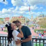 Larissa Manoela Instagram - O universo capricha mesmo! Casei com um apaixonado por Disney como eu 😝🩵 Magic Kingdom Park Disney World
