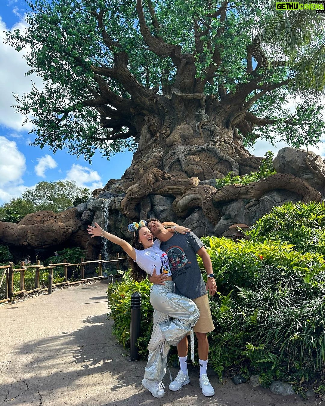 Larissa Manoela Instagram - The life is good 💚 @disneyworld.brasil Animal Kingdom, Disney World, FL