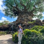 Larissa Manoela Instagram - The life is good 💚 @disneyworld.brasil Animal Kingdom, Disney World, FL