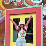 Larissa Manoela Instagram - Candy color days 🩵🩷🩶💛 @universaldestinationsbrasil Universal Orlando Resort