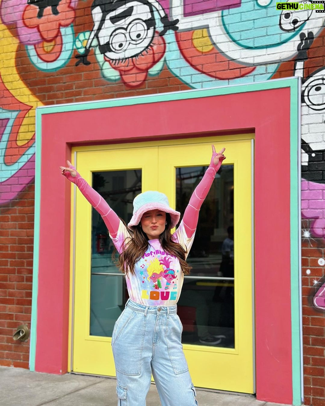 Larissa Manoela Instagram - Candy color days π©΅π©·π©Άπ @universaldestinationsbrasil Universal Orlando Resort