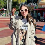 Larissa Manoela Instagram - Candy color days 🩵🩷🩶💛 @universaldestinationsbrasil Universal Orlando Resort