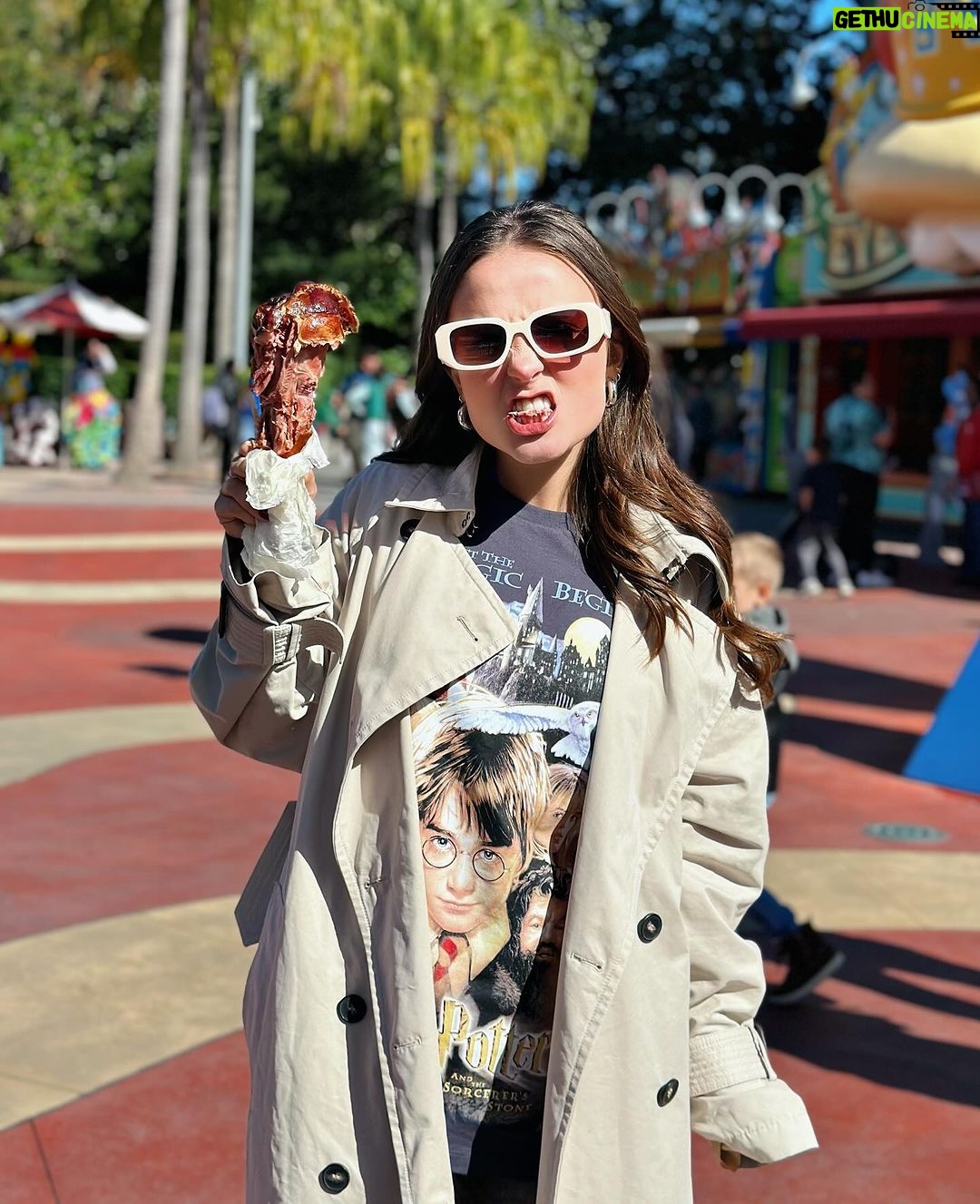 Larissa Manoela Instagram - Candy color days π©΅π©·π©Άπ @universaldestinationsbrasil Universal Orlando Resort