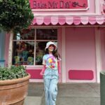 Larissa Manoela Instagram - Candy color days 🩵🩷🩶💛 @universaldestinationsbrasil Universal Orlando Resort