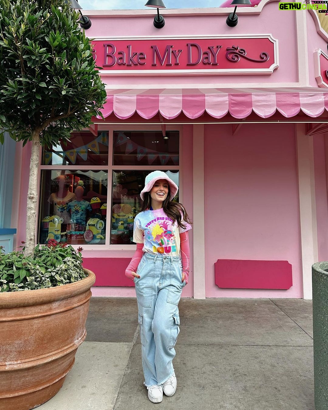 Larissa Manoela Instagram - Candy color days π©΅π©·π©Άπ @universaldestinationsbrasil Universal Orlando Resort