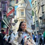 Larissa Manoela Instagram - Candy color days 🩵🩷🩶💛 @universaldestinationsbrasil Universal Orlando Resort