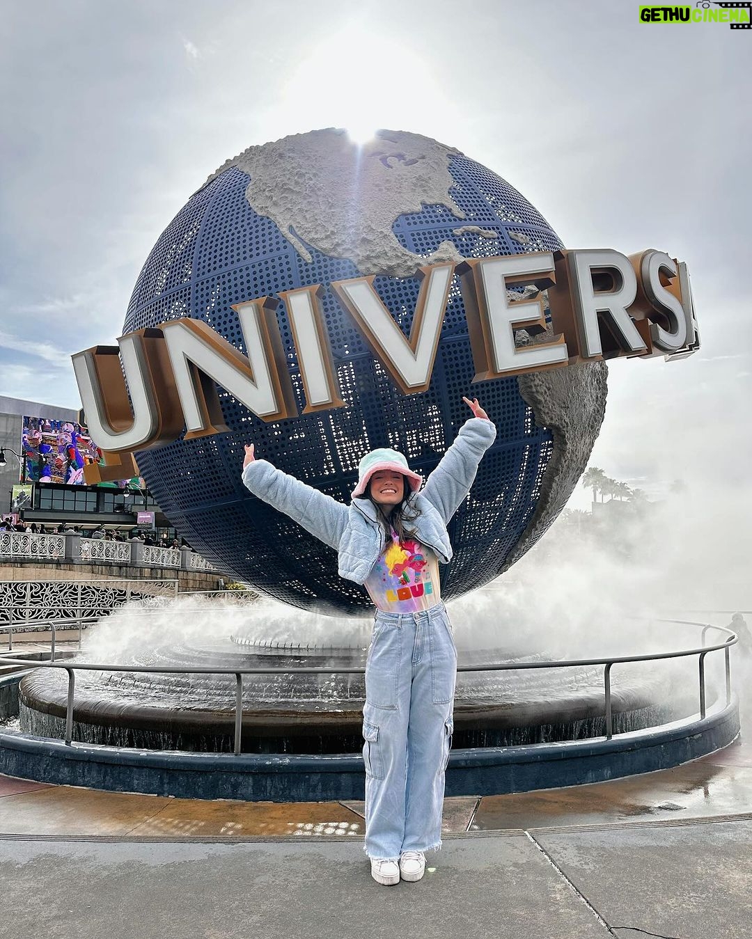 Larissa Manoela Instagram - Candy color days π©΅π©·π©Άπ @universaldestinationsbrasil Universal Orlando Resort