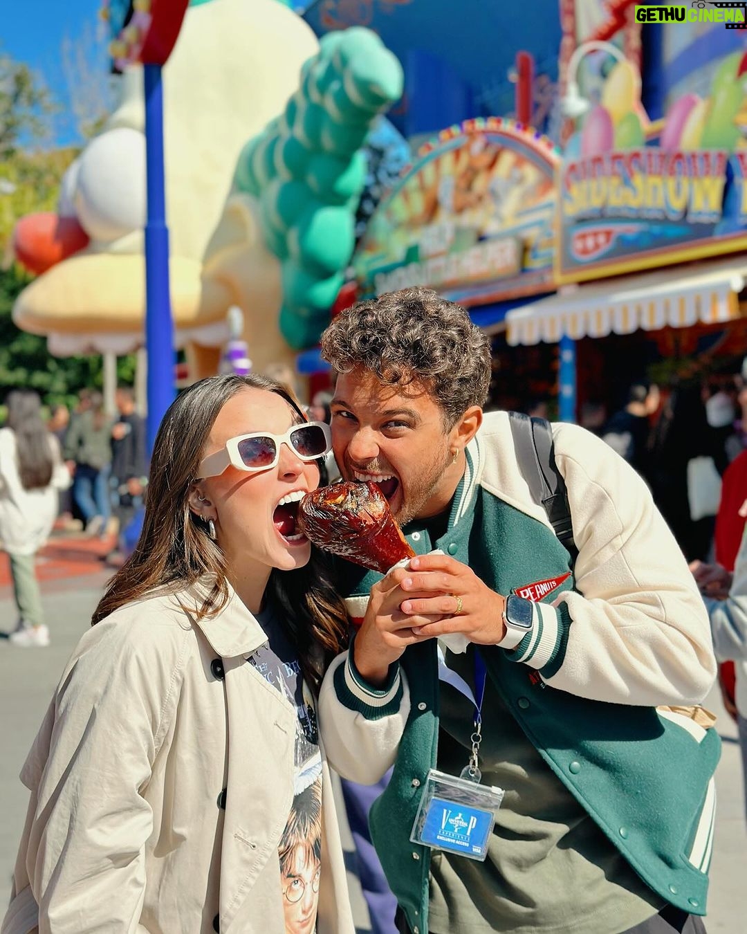 Larissa Manoela Instagram - Dia de muita diversão na @universaldestinationsbrasil 🌍 Pensa numa dupla que ama simulador e montanha russa? Eu sei que você pensou em nós hahahah 🎢 Aqui a gente não arrega nada e ainda pede de novo! AMAMOS ESSE DIA DE AVENTURA 💙 Universal Studios Orlando