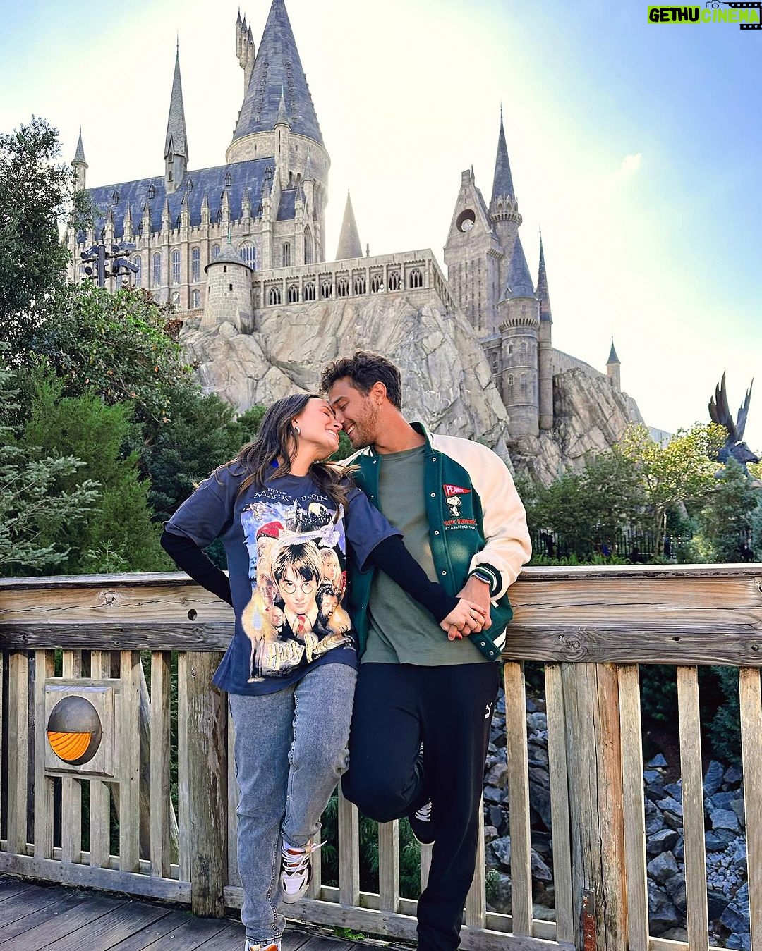 Larissa Manoela Instagram - Dia de muita diversão na @universaldestinationsbrasil 🌍 Pensa numa dupla que ama simulador e montanha russa? Eu sei que você pensou em nós hahahah 🎢 Aqui a gente não arrega nada e ainda pede de novo! AMAMOS ESSE DIA DE AVENTURA 💙 Universal Studios Orlando