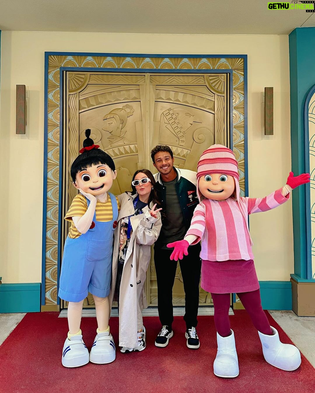 Larissa Manoela Instagram - Dia de muita diversão na @universaldestinationsbrasil 🌍 Pensa numa dupla que ama simulador e montanha russa? Eu sei que você pensou em nós hahahah 🎢 Aqui a gente não arrega nada e ainda pede de novo! AMAMOS ESSE DIA DE AVENTURA 💙 Universal Studios Orlando