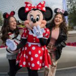 Larissa Manoela Instagram - O encontro mágico finalmente veio aí! Walt Disney World Resort com Minnie Mouse, @maisa e @larissamanoela fica muito mais especial ❤️