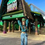Larissa Manoela Instagram - Dia muito RADICAAAAAL no @buschgardensbr 💚 Gabaritamos todos os brinquedos e encaramos até montanha russa com uma queda de 90° graus 😱 Muitos gritos foram soltos pelo parque hahahah! Busch Gardens Tampa Bay