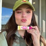 Larissa Manoela Instagram - Pra onde quer que eu vá, meu @carmed BFF BEIJINHO vai comigo 💋 E vc? Já tem o seu? 😘 #publi