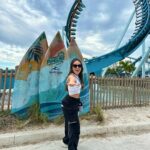Larissa Manoela Instagram - Dia de muita diversão e adrenalina no @seaworldorlandobr 🎢 Teve direito até montanha russa em pé que simula o surf na “PIPELINE” 🌊 RADICAAAAL! SeaWorld Orlando