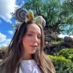 Larissa Manoela Instagram - The life is good 💚 @disneyworld.brasil Animal Kingdom, Disney World, FL