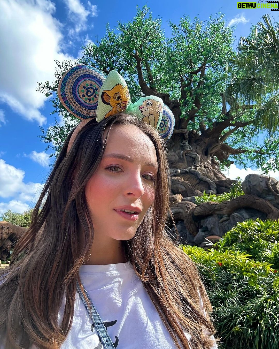 Larissa Manoela Instagram - The life is good 💚 @disneyworld.brasil Animal Kingdom, Disney World, FL