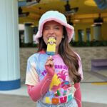 Larissa Manoela Instagram - Candy color days 🩵🩷🩶💛 @universaldestinationsbrasil Universal Orlando Resort