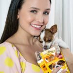 Larissa Manoela Instagram - Olha lá gente, a Minnie e o Mickey simplesmente decidiram garantir o sachê da @pedigreebr deles, sem saber que eu já tinha estoque aqui em casa. Lógico, eu sei do que eles gostam. E eles também sabem que eu adoro batata frita 🍟 O entregador deve ter deixado a encomenda e saiu correndo porque sabia que era arte 💛 E por aí, qual o sachê PEDIGREE®️ que não pode faltar no estoque? #publi