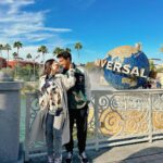 Larissa Manoela Instagram - Dia de muita diversão na @universaldestinationsbrasil 🌍 Pensa numa dupla que ama simulador e montanha russa? Eu sei que você pensou em nós hahahah 🎢 Aqui a gente não arrega nada e ainda pede de novo! AMAMOS ESSE DIA DE AVENTURA 💙 Universal Studios Orlando
