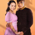 Larissa Manoela Instagram - A NOVIÇA REBELDE 2024 💗 Quem me acompanha desde o início da minha carreira sabe que eu comecei no teatro musical com @novicarebeldebr em 2009. Esse musical faz parte da minha vida e da minha história. E é com muito orgulho que eu volto para os palcos interpretando mais uma vez a Liesl, filha mais velha do Capitão Von Trapp. Muito empolgada para apresentar esse espetáculo lindo e clássico no RJ e em SP pra vocês. Atentem-se as datas das minhas apresentações e garantam já seus ingressos 👇 Teatro Riachuelo - RJ Abril: 19, 20, 24, 26 e 28. Maio: 02, 04, 10, 12, 16, 18, 23, 26 e 31. Junho: 01, 06, 08, 16, 20 e 23. (checar os horários de apresentações no final de semana) Vibra - SP Julho: 13, 14, 18, 19, 25 e 28. (checar os horários de apresentações no final de semana)