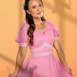 Larissa Manoela Instagram - A NOVIÇA REBELDE 2024 💗 Quem me acompanha desde o início da minha carreira sabe que eu comecei no teatro musical com @novicarebeldebr em 2009. Esse musical faz parte da minha vida e da minha história. E é com muito orgulho que eu volto para os palcos interpretando mais uma vez a Liesl, filha mais velha do Capitão Von Trapp. Muito empolgada para apresentar esse espetáculo lindo e clássico no RJ e em SP pra vocês. Atentem-se as datas das minhas apresentações e garantam já seus ingressos 👇 Teatro Riachuelo - RJ Abril: 19, 20, 24, 26 e 28. Maio: 02, 04, 10, 12, 16, 18, 23, 26 e 31. Junho: 01, 06, 08, 16, 20 e 23. (checar os horários de apresentações no final de semana) Vibra - SP Julho: 13, 14, 18, 19, 25 e 28. (checar os horários de apresentações no final de semana)