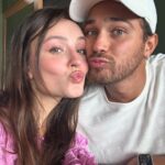 Larissa Manoela Instagram - Bodas de sorvete com ele que faz com que eu me derreta todos os dias ❤️ Pode ser a boda preferida até aqui? Hahahah 🥰 Nosso amor é doce como picolé (de preferência o de groselha que é o meu favorito), saboroso como banana split (com bastante chantilly) e delicioso como aquela boa casquinha com diversos sabores que sempre dividimos (tem que sempre ter pistache). TE AMO MUITO MAIS QUE SORVETE (e olha que amo bastante) 🤣 Pra vida toda sua sorvetinha 🍦