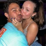 Larissa Manoela Instagram - Bodas de sorvete com ele que faz com que eu me derreta todos os dias ❤️ Pode ser a boda preferida até aqui? Hahahah 🥰 Nosso amor é doce como picolé (de preferência o de groselha que é o meu favorito), saboroso como banana split (com bastante chantilly) e delicioso como aquela boa casquinha com diversos sabores que sempre dividimos (tem que sempre ter pistache). TE AMO MUITO MAIS QUE SORVETE (e olha que amo bastante) 🤣 Pra vida toda sua sorvetinha 🍦