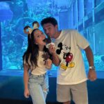 Larissa Manoela Instagram - Bodas de sorvete com ele que faz com que eu me derreta todos os dias ❤️ Pode ser a boda preferida até aqui? Hahahah 🥰 Nosso amor é doce como picolé (de preferência o de groselha que é o meu favorito), saboroso como banana split (com bastante chantilly) e delicioso como aquela boa casquinha com diversos sabores que sempre dividimos (tem que sempre ter pistache). TE AMO MUITO MAIS QUE SORVETE (e olha que amo bastante) 🤣 Pra vida toda sua sorvetinha 🍦