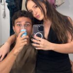 Larissa Manoela Instagram - Bodas de sorvete com ele que faz com que eu me derreta todos os dias ❤️ Pode ser a boda preferida até aqui? Hahahah 🥰 Nosso amor é doce como picolé (de preferência o de groselha que é o meu favorito), saboroso como banana split (com bastante chantilly) e delicioso como aquela boa casquinha com diversos sabores que sempre dividimos (tem que sempre ter pistache). TE AMO MUITO MAIS QUE SORVETE (e olha que amo bastante) 🤣 Pra vida toda sua sorvetinha 🍦