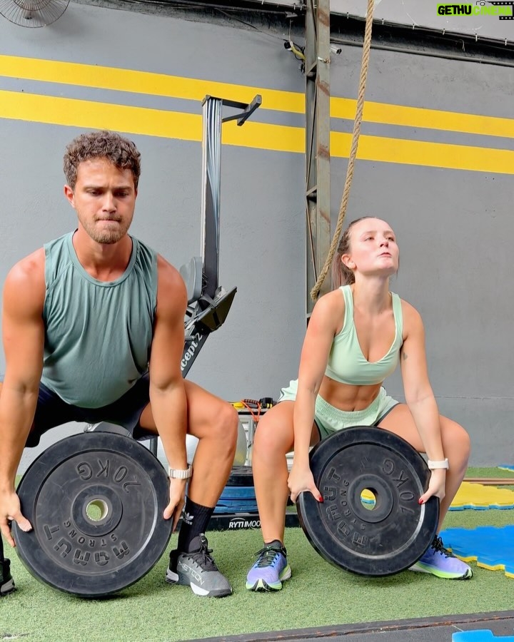 Larissa Manoela Instagram - Na minha cabeça eu sempre pego o mesmo peso que o @andreluizframbach, e tenho dito! 😝🥵🤣 Treinão @ctrecreio @leo_rangeel 💪 Sempre com @pumabrasil 💚