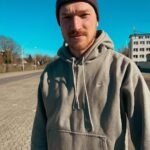 Lars Paulsen Instagram – An Tagen wie diesen ist mein Job einfach nur absurd. Man macht sich Gedanken über einen Dritten Weltkrieg und schätzt zeitgleich, wie viele Klicks ein Video mit Fußball spielenden Goldfischen hat. Sollte die NATO militärisch eingreifen und wie viel kostet wohl dieser Eimer Streusalz? Was passiert mit den vielen Zivilisten und ist das da ein Tape auf der Stange des Google-Autos? Ist unsere Freiheit in Gefahr und wie ist es eigentlich, Lisa Simpson zu sprechen? Ich fühle mich häufig wie ein Geiger im Orchester der sinkenden Titanic. Lächeln aufsetzen und willkommen zum Verflixxten GeoChatBattle. Die Show muss wohl schließlich go on. Irgendwie ist das halt auch unsere verdammte Aufgabe, Leuten in diesen Zeiten ein gutes Gefühl zu geben. Wir sind in der Unterhaltungs(!)branche. Und wie privilegiert kann man sein, sich genau darüber zu beschweren, während ein paar Kilometer weiter die Bomben einschlagen? Und die schlagen ja auch anderswo auf der Welt ein. Regelmäßig. Nur diesmal kickt der Egoismus, weil man sich zur Abwechslung mal selbst fürchtet. Aber es wird schon kein Weltkrieg ausbrechen! Die EU regelt das langfristig schon (wieso bin ich momentan so froh über die EU?). Man sollte auch keine Panik schüren. Wollte euch hiermit nur meine unsortierten Gedanken mitteilen. Die sortierten sind bei den Menschen in der Ukraine. Ich hoffe sehr, dass das Schrecken bald ein Ende hat. Bis dahin stehe ich für euch mit nassen Füßen an der Violine.