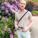 Lars Paulsen Instagram - Ich bin wie die Hortensien im Hintergrund: eigentlich ein Rhododendron. 💭